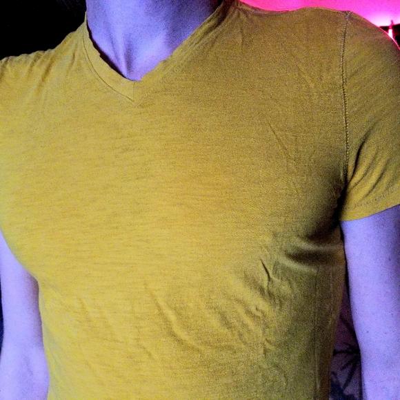 Kenneth Cole Mustard T - Picture 2 of 3